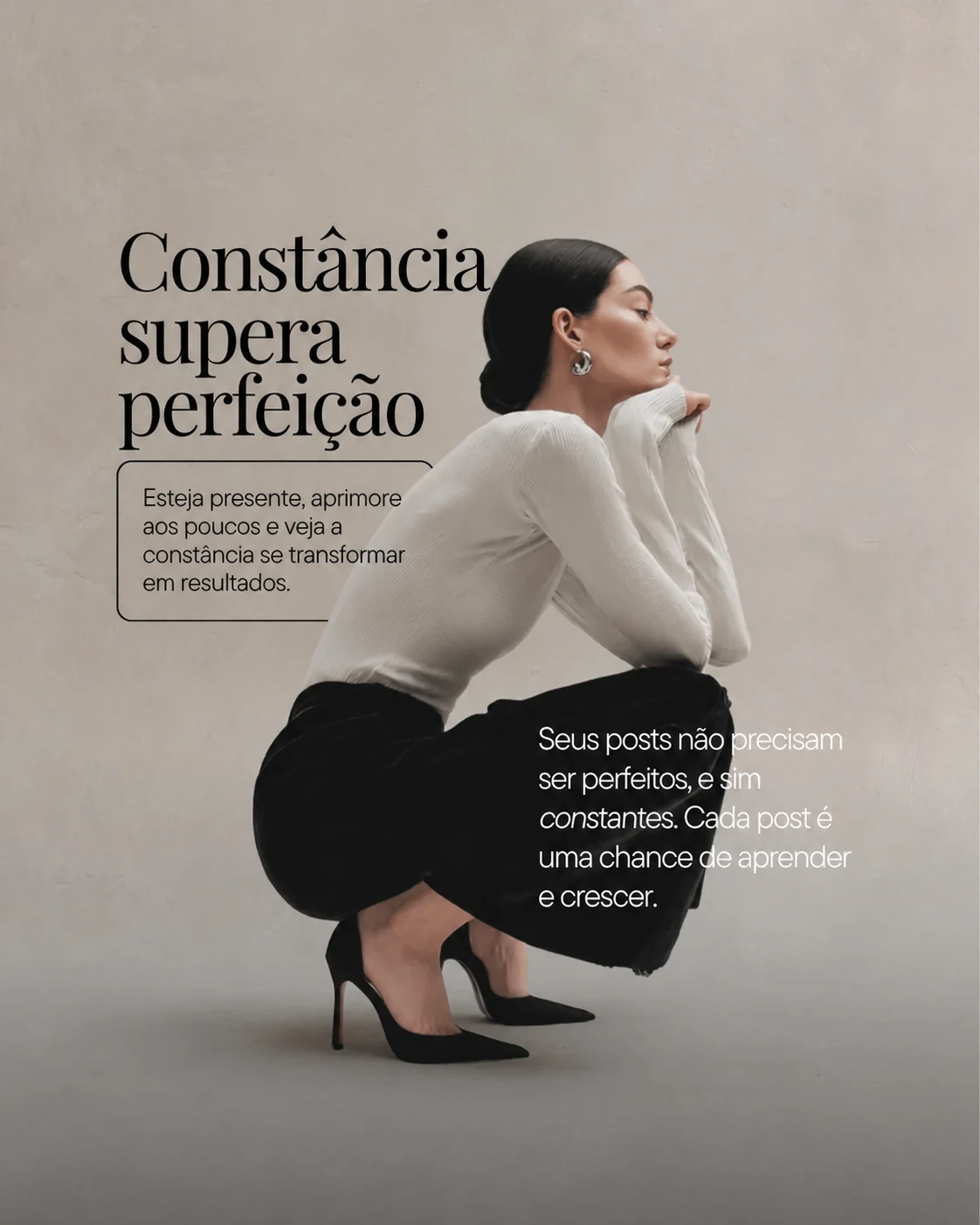 Arte em português sobre constância na criação de conteúdo, com mulher agachada usando blusa clara e calça preta.