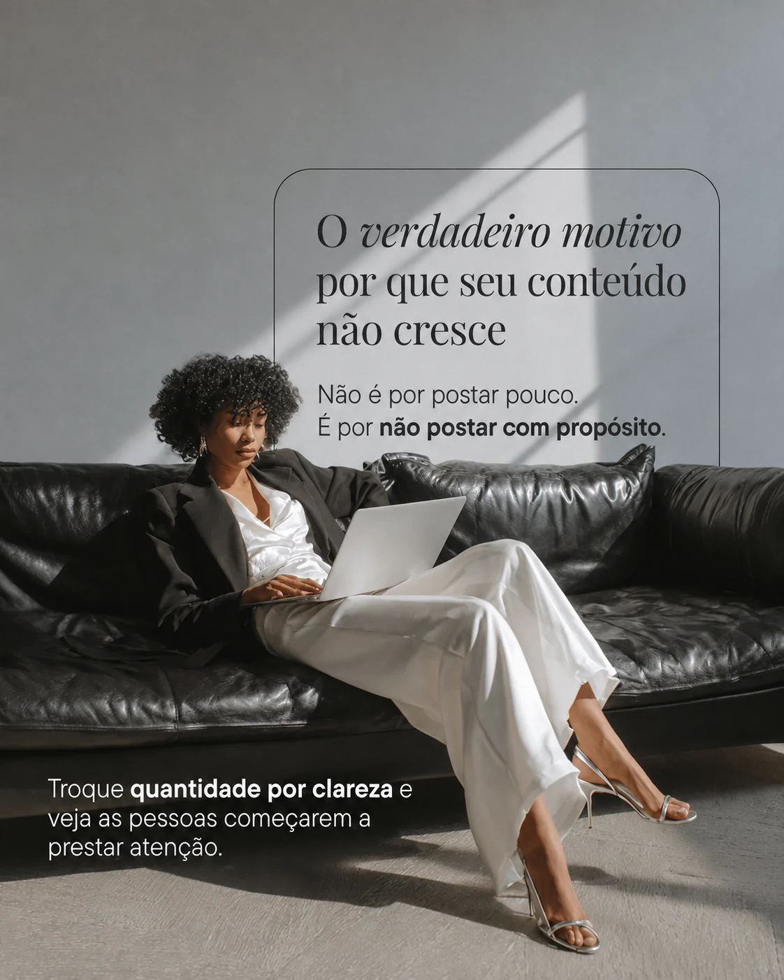 Arte em português sobre criar conteúdo com propósito, com mulher usando notebook em um sofá preto.