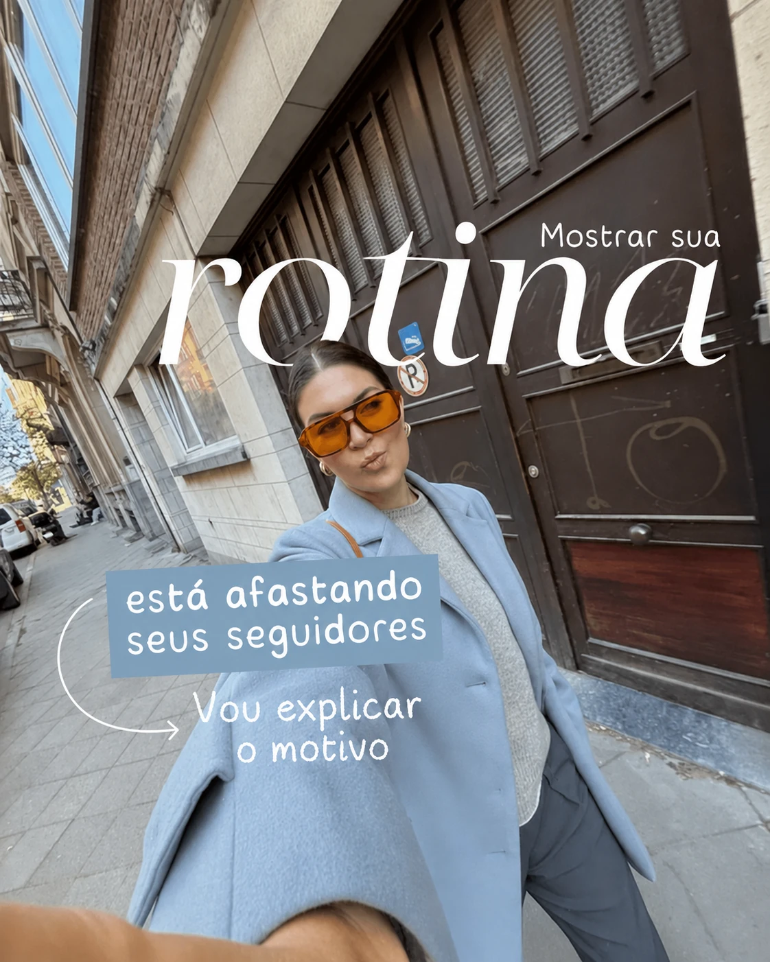 Arte em português sobre mostrar a rotina nas redes sociais, com mulher de casaco azul fotografada em uma rua.