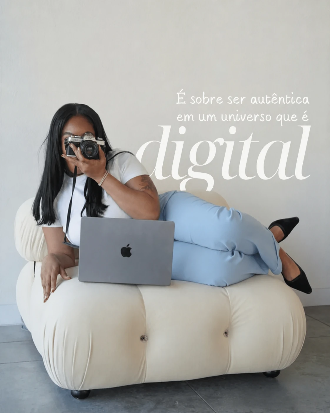 Arte em português sobre ser autêntica no universo digital, com mulher com câmera nas mãos e notebook no colo em uma poltrona clara.