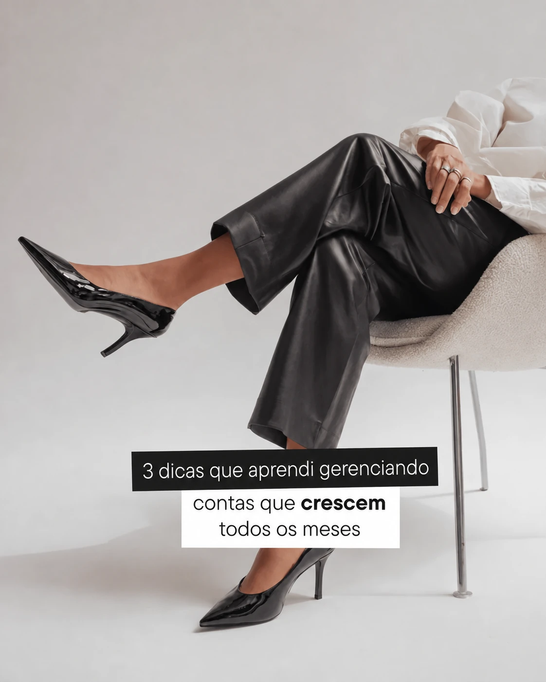 Arte em português com título sobre três dicas para gerenciar contas que crescem, sobre fotografia de look preto e branco.